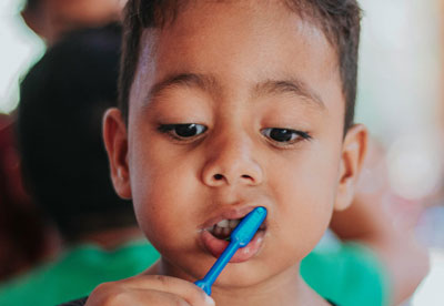 Criança escovando dentes